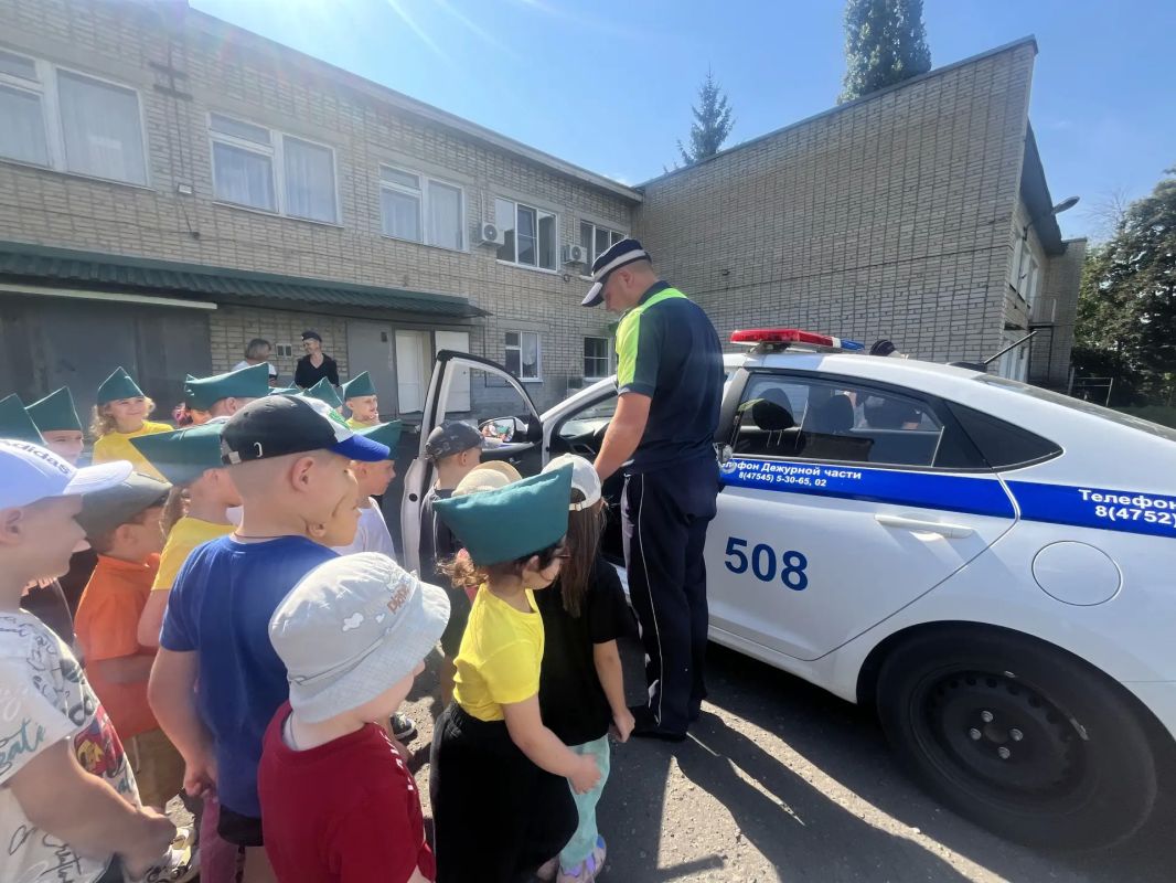 Мичуринские транспортные полицейские вместе с коллегами из Госавтоинспекции провели для детишек «День безопасности» Мичуринские транспортные полицейские вместе с коллегами из Госавтоинспекции провели для детишек «День безопасности»