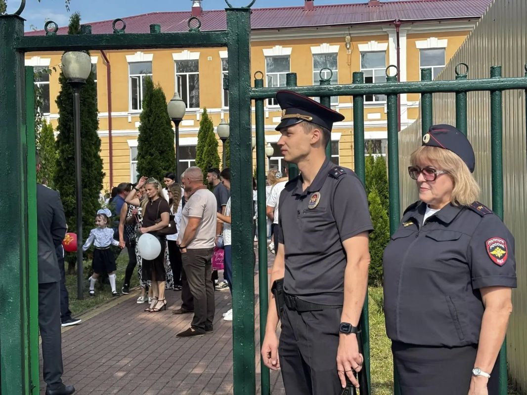 Сотрудники тамбовской полиции обеспечили охрану общественного порядка в День знаний Сотрудники тамбовской полиции обеспечили охрану общественного порядка в День знаний