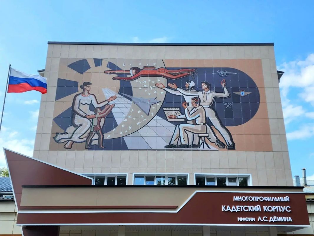 1 сентября после капитального ремонта открыл свои двери для учеников Тамбовский областной кадетский корпус имени Героя Советского Союза лётчика-космонавта СССР Л.С. Дёмина 1 сентября после капитального ремонта открыл свои двери для учеников Тамбовский областной кадетский корпус имени Героя Советского Союза лётчика-космонавта СССР Л.С. Дёмина