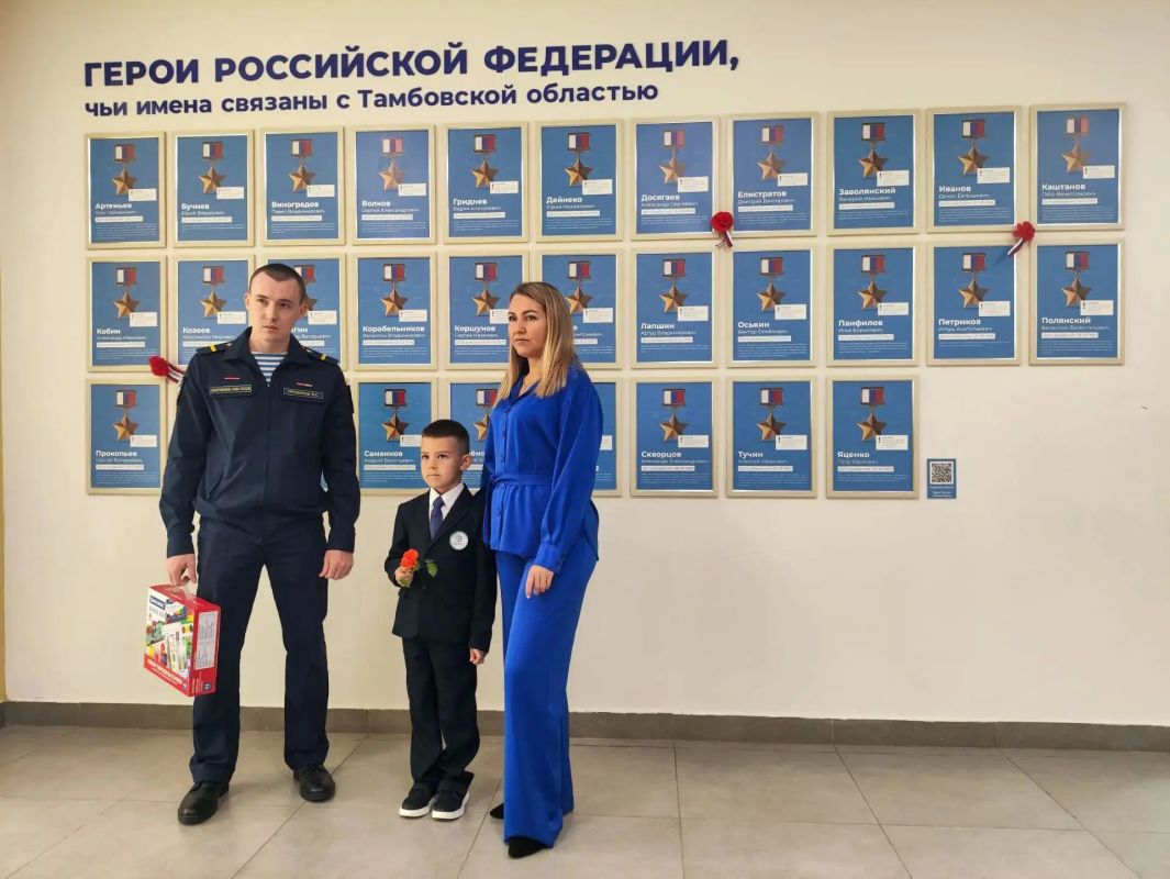 Быть рядом: в Тамбове сослуживец погибшего на СВО спецназовца отвел в 1й класс его сына Быть рядом: в Тамбове сослуживец погибшего на СВО спецназовца отвел в 1й класс его сына