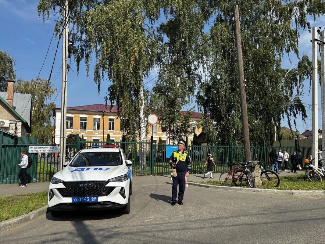 Сотрудники тамбовской полиции обеспечили охрану общественного порядка в День знаний Сотрудники тамбовской полиции обеспечили охрану общественного порядка в День знаний