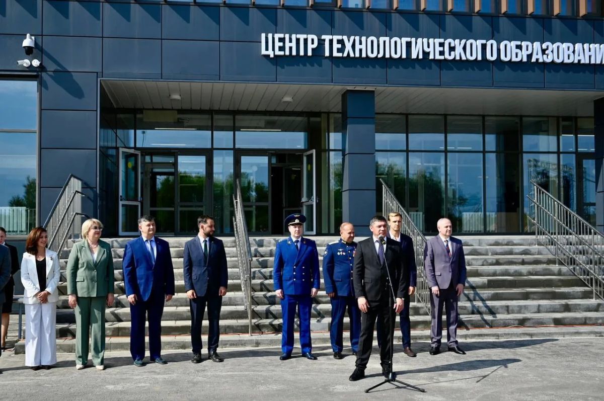 Евгений Первышов: Вместе с Героем России, участником президентской программы "Время Героев" Иваном Болдыревым и прокурором Тамбовской области Андреем Кулагиным открыли школу-центр технологического образования имени Героя... Евгений Первышов: Вместе с Героем России, участником президентской программы "Время Героев" Иваном Болдыревым и прокурором Тамбовской области Андреем Кулагиным открыли школу-центр технологического образования имени Героя...