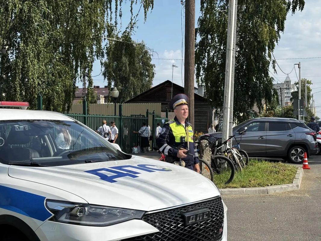 Сотрудники тамбовской полиции обеспечили охрану общественного порядка в День знаний Сотрудники тамбовской полиции обеспечили охрану общественного порядка в День знаний