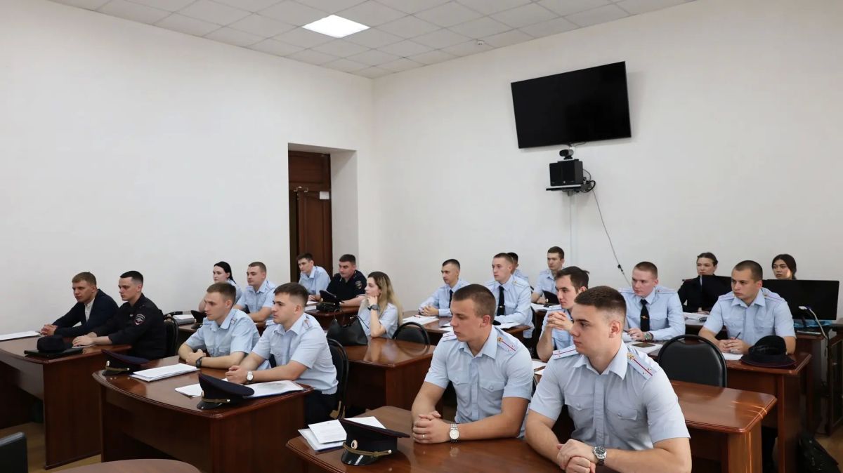 Заместитель начальника УМВД встретился с выпускниками образовательных учреждений МВД России Заместитель начальника УМВД встретился с выпускниками образовательных учреждений МВД России