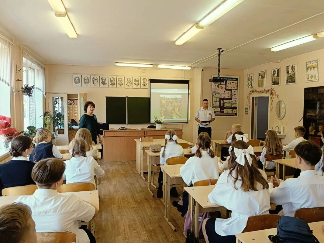 Сентябрь - самое время напомнить детям о безопасности дорожного движения Сентябрь - самое время напомнить детям о безопасности дорожного движения