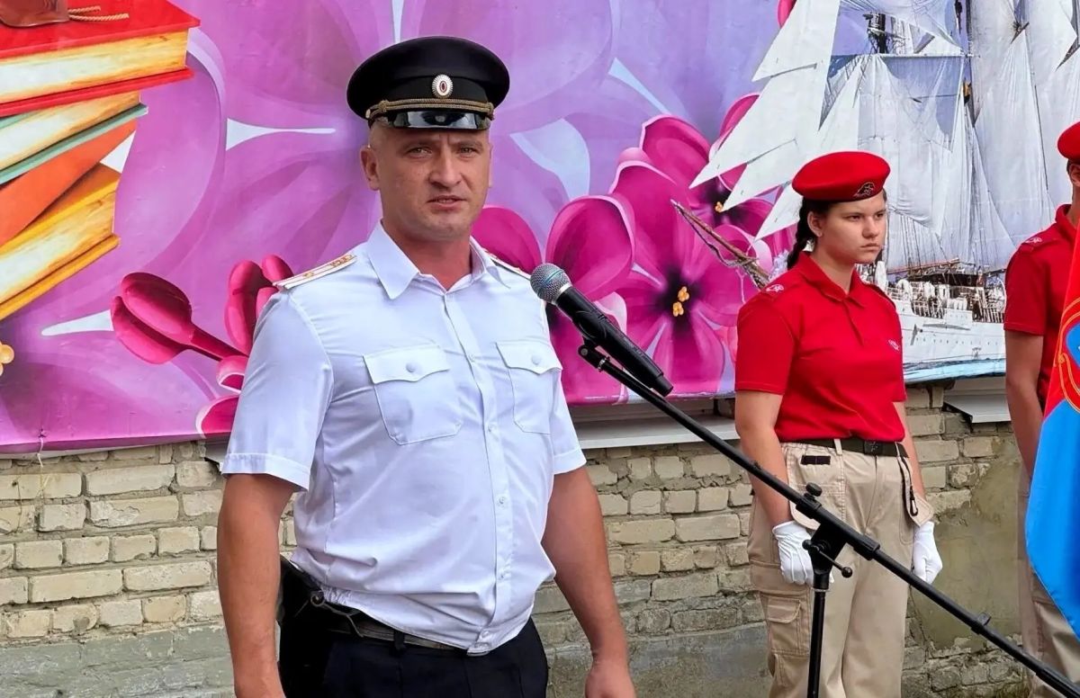 Сотрудники Госавтоинспекции поздравили школьников с Днём знаний и напомнили о безопасности на дорогах! Сотрудники Госавтоинспекции поздравили школьников с Днём знаний и напомнили о безопасности на дорогах!