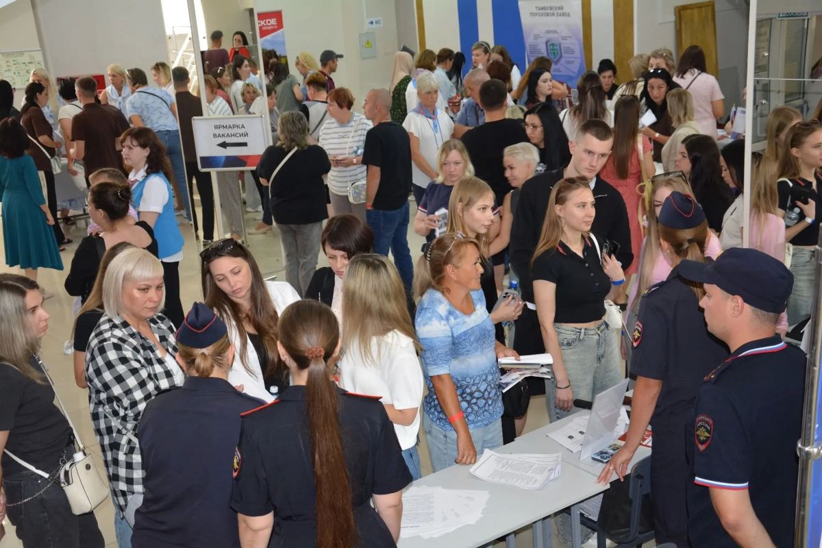 Полицейские Тамбовской области приняли участие в ярмарке трудоустройства Полицейские Тамбовской области приняли участие в ярмарке трудоустройства
