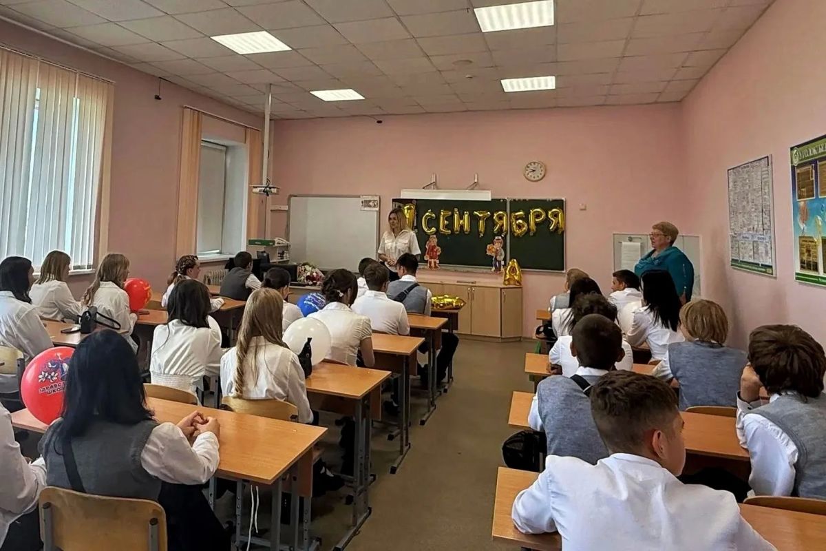 Сотрудники Госавтоинспекции поздравили школьников с Днём знаний и напомнили о безопасности на дорогах! Сотрудники Госавтоинспекции поздравили школьников с Днём знаний и напомнили о безопасности на дорогах!