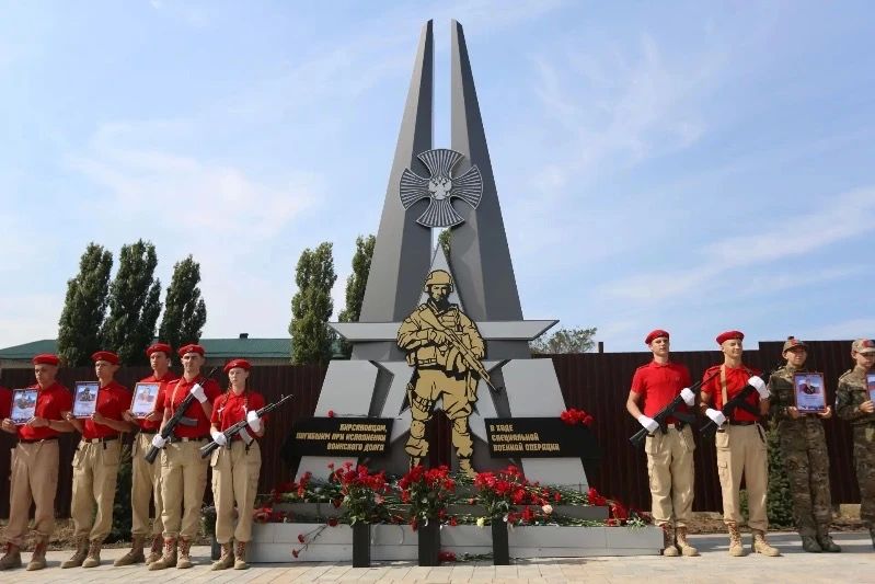 Памятник погибшим на СВО землякам открыли в Кирсанове