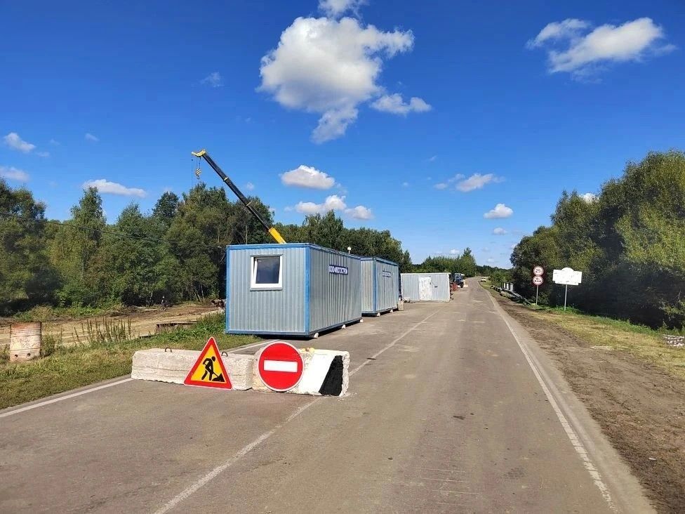 Начались работы по возведению временного моста через реку Пячка