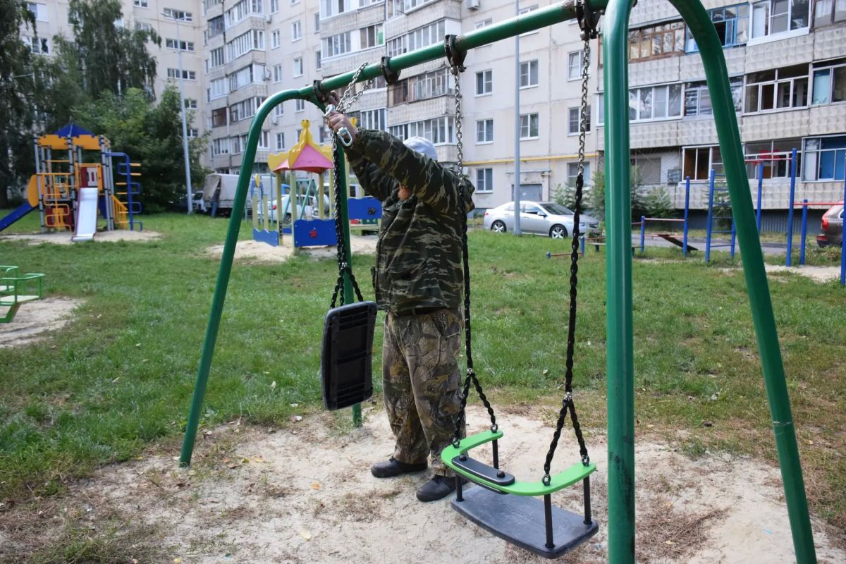 Во дворе на Рылеева, 55 установили новые качели Во дворе на Рылеева, 55 установили новые качели