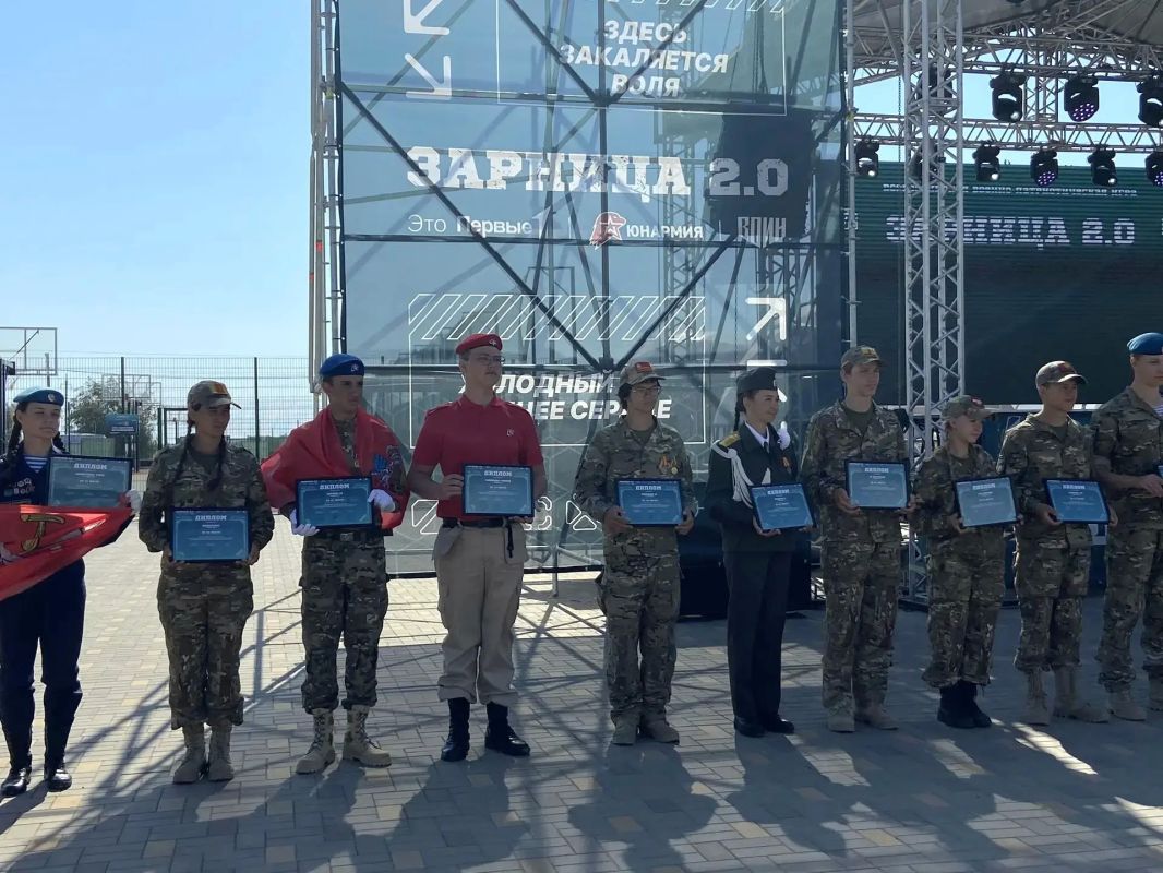 В Волгограде наградили победителей третьего сезона Всероссийской военно-патриотической игры «Зарница 2.0» В Волгограде наградили победителей третьего сезона Всероссийской военно-патриотической игры «Зарница 2.0»