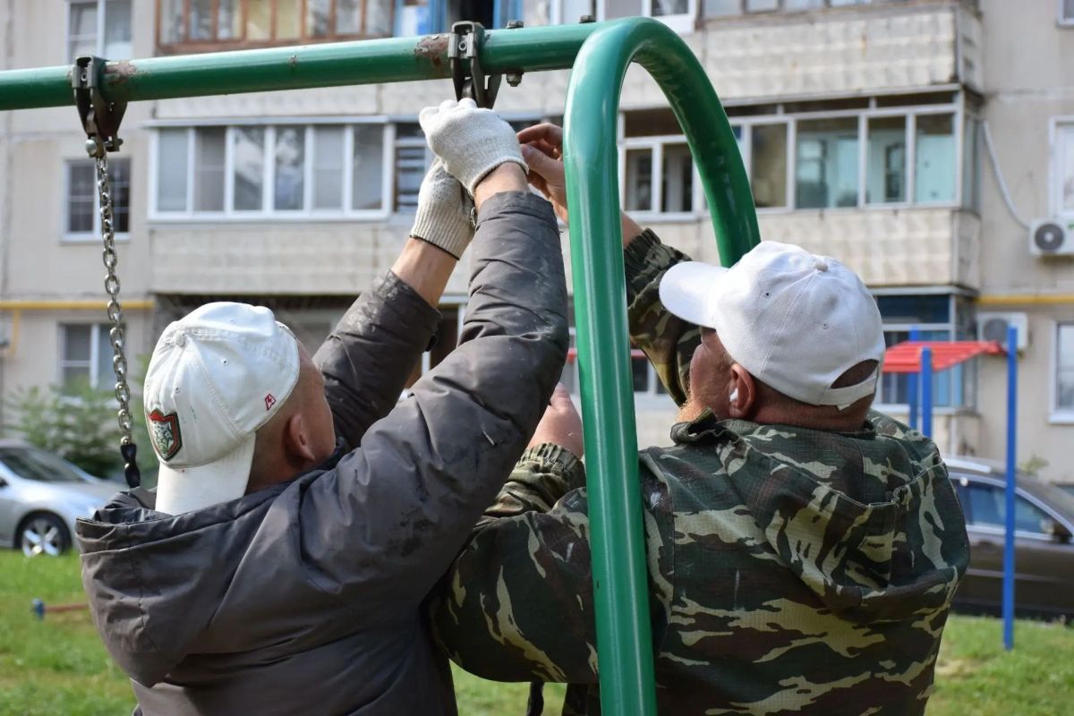 Во дворе на Рылеева, 55 установили новые качели Во дворе на Рылеева, 55 установили новые качели