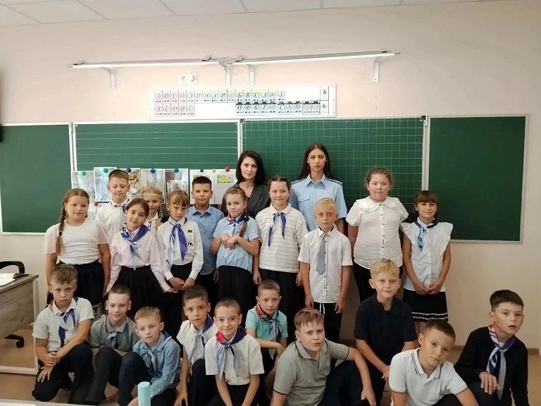 Слова, которые берегут мир: в школе Котовска прошла профилактическая беседа с участием сотрудников полиции» Слова, которые берегут мир: в школе Котовска прошла профилактическая беседа с участием сотрудников полиции»