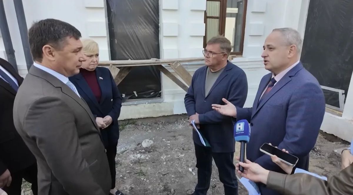 Максим Косенков: Завершая сегодняшний объезд города побывали ещё на одном важном объекте — усадьбе инженера Свирчевского на улице Советской Максим Косенков: Завершая сегодняшний объезд города побывали ещё на одном важном объекте — усадьбе инженера Свирчевского на улице Советской