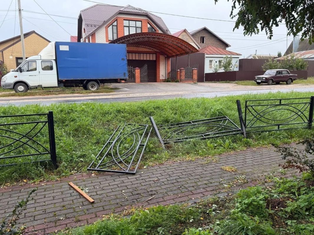 В Рассказове водитель повредил ограждение и скамейку в сквере на Комсомольской В Рассказове водитель повредил ограждение и скамейку в сквере на Комсомольской