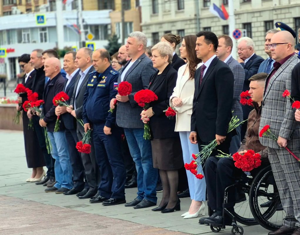Ее подвиг живет в сердцах: сотрудники следственного управления СК России по Тамбовской области и учащиеся профильных кадетских классов приняли участие в памятном мероприятии, посвященном 103-летию со дня рождения Зои... Ее подвиг живет в сердцах: сотрудники следственного управления СК России по Тамбовской области и учащиеся профильных кадетских классов приняли участие в памятном мероприятии, посвященном 103-летию со дня рождения Зои...
