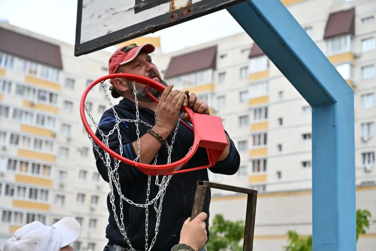 Во дворе на Агапкина, 21 установили баскетбольные кольца и проверили состояние скамеек Во дворе на Агапкина, 21 установили баскетбольные кольца и проверили состояние скамеек