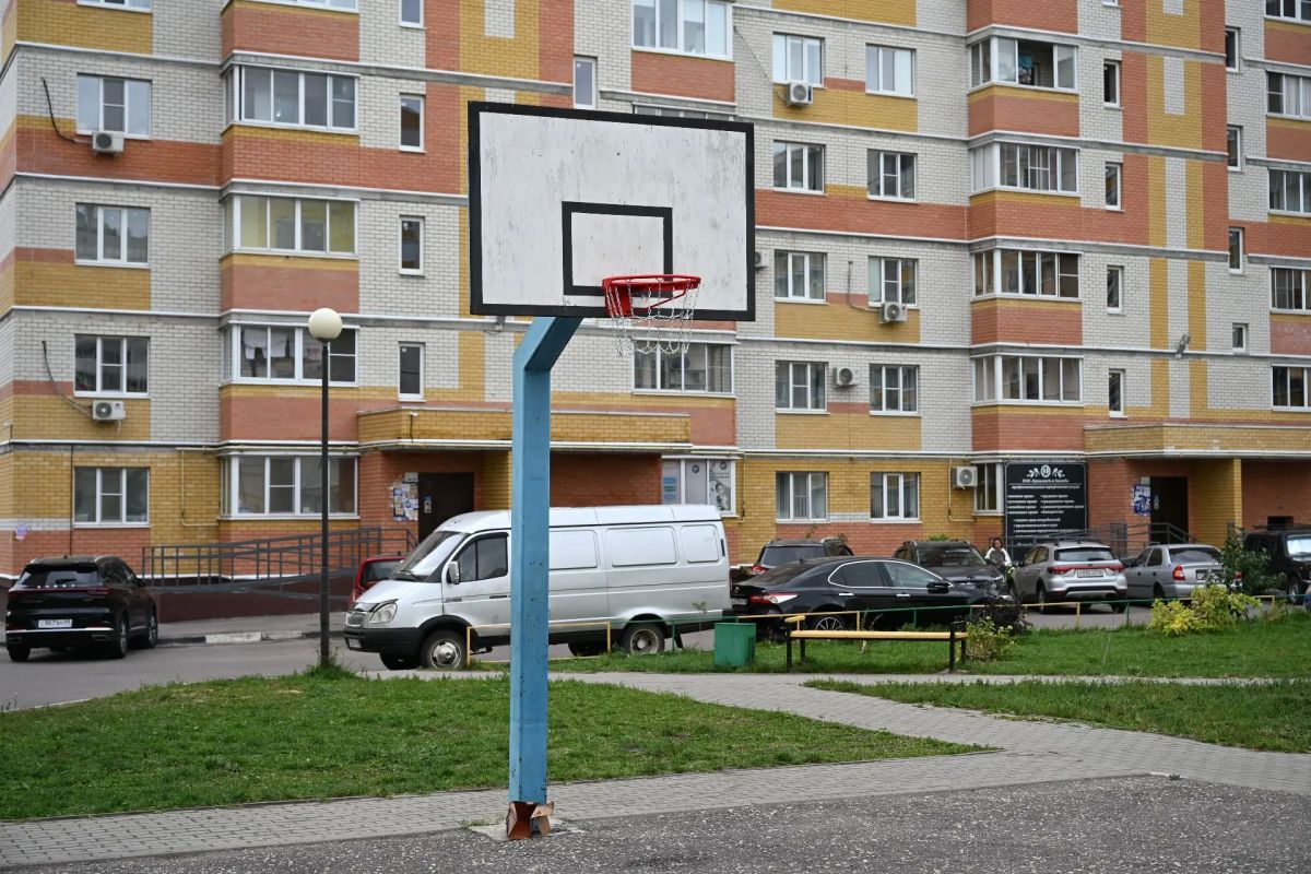 Во дворе на Агапкина, 21 установили баскетбольные кольца и проверили состояние скамеек Во дворе на Агапкина, 21 установили баскетбольные кольца и проверили состояние скамеек