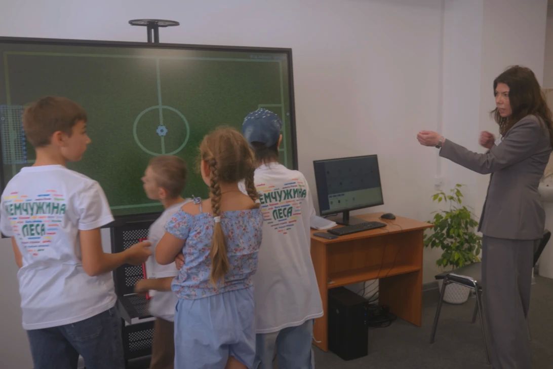 Восемь новых уличных тренажеров, беговая дорожка с комфортным покрытием, современные трибуны и специализированный программно-аппаратный комплекс для реабилитации появились в центре социальной помощи «Жемчужина леса» Восемь новых уличных тренажеров, беговая дорожка с комфортным покрытием, современные трибуны и специализированный программно-аппаратный комплекс для реабилитации появились в центре социальной помощи «Жемчужина леса»