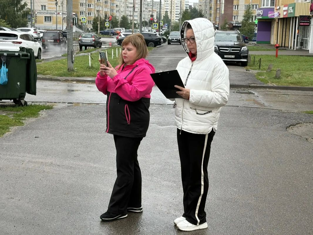 Парковка на зелёной зоне портит благоустройство и облик города Парковка на зелёной зоне портит благоустройство и облик города