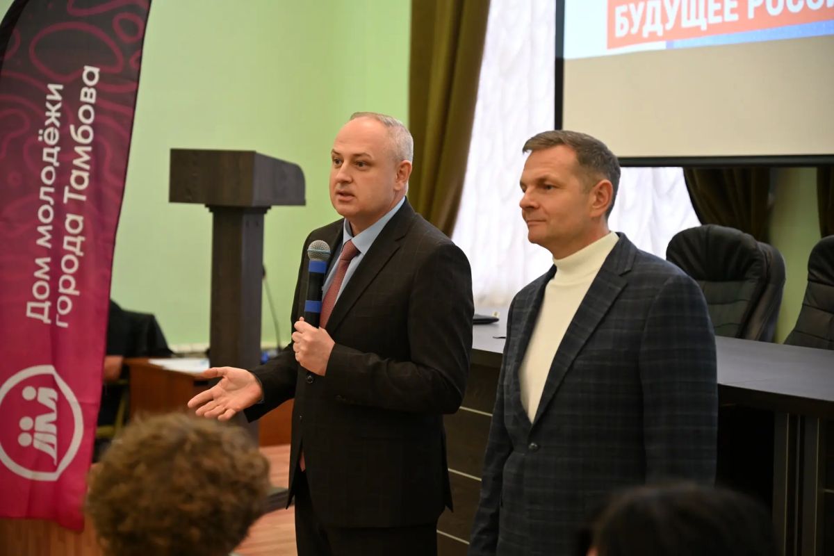 Максим Косенков: Вместе с председателем областной избирательной комиссии Андреем Офицеровым встретились с молодыми людьми нашего города, которые впервые будут участвовать в предстоящих выборах Максим Косенков: Вместе с председателем областной избирательной комиссии Андреем Офицеровым встретились с молодыми людьми нашего города, которые впервые будут участвовать в предстоящих выборах