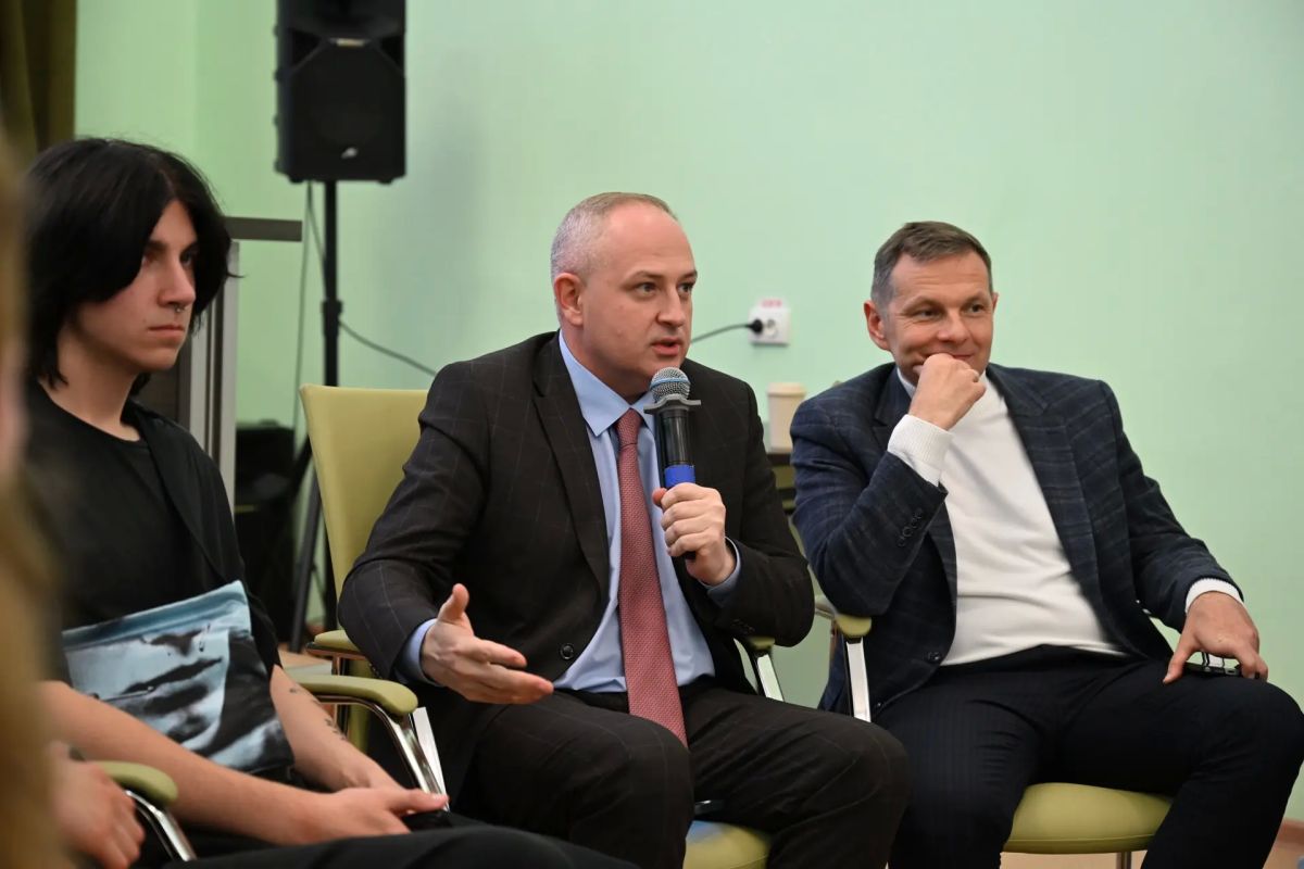 Максим Косенков: Вместе с председателем областной избирательной комиссии Андреем Офицеровым встретились с молодыми людьми нашего города, которые впервые будут участвовать в предстоящих выборах Максим Косенков: Вместе с председателем областной избирательной комиссии Андреем Офицеровым встретились с молодыми людьми нашего города, которые впервые будут участвовать в предстоящих выборах