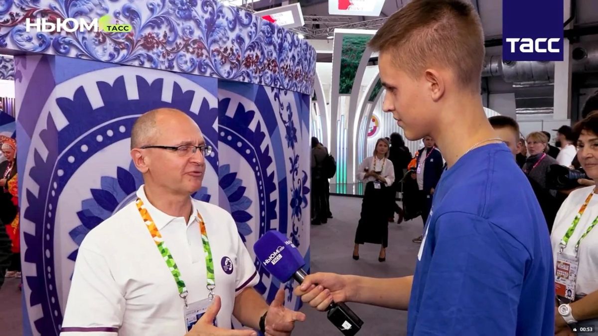 Юнкор НЬЮМ ТАСС, школьник из Тамбовской области Борис Хабаров выступил на площадке Международного фестиваля молодежи в Екатеринбурге, который проходит в рамках национального проекта «Молодежь и дети»