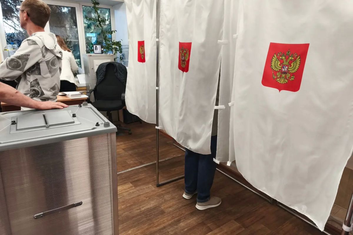 С самого утра на избирательных участках уже появляются первые голосующие С самого утра на избирательных участках уже появляются первые голосующие