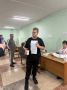 На избирательные участки уже приходят молодые люди, которые голосуют впервые