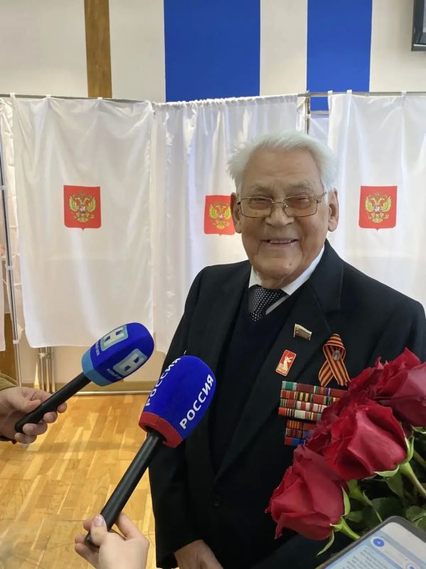 99-летний ветеран Великой Отечественной войны Александр Тимофеевич Храмцов принял участие в выборах 99-летний ветеран Великой Отечественной войны Александр Тимофеевич Храмцов принял участие в выборах