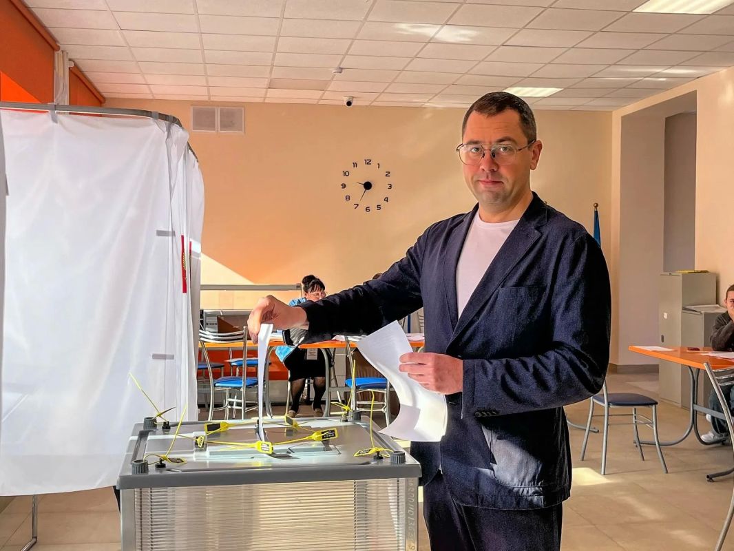 Ректор Державинского университета Павел Моисеев проголосовал на выборах депутатов Государственной Думы и регионального парламента Ректор Державинского университета Павел Моисеев проголосовал на выборах депутатов Государственной Думы и регионального парламента