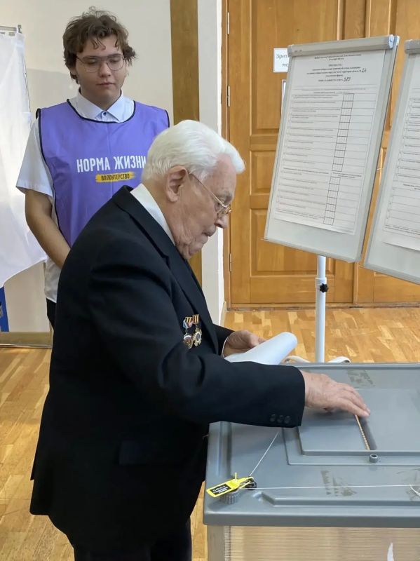 99-летний ветеран Великой Отечественной войны Александр Тимофеевич Храмцов принял участие в выборах 99-летний ветеран Великой Отечественной войны Александр Тимофеевич Храмцов принял участие в выборах
