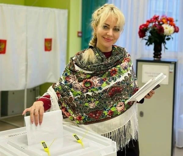 Жители Тамбовской области приходят на избирательные участки в нарядах с элементами русских традиций