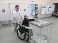 Волонтёры помогают маломобильным избирателям на участке в Бокине
