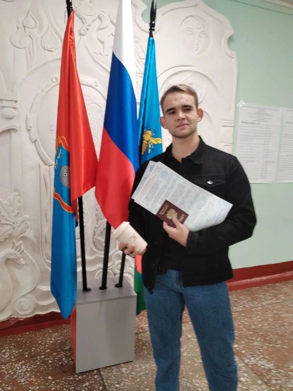 Избиратели сегодняшнего дня в Тамбове: люди разных профессий, национальностей, те, кто проходит большими семьями или одни, а кто-то голосует первый раз в жизни Избиратели сегодняшнего дня в Тамбове: люди разных профессий, национальностей, те, кто проходит большими семьями или одни, а кто-то голосует первый раз в жизни