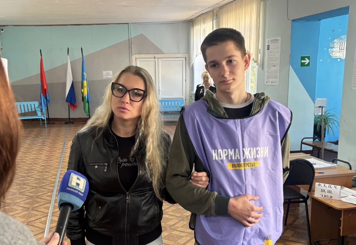 Тренер «Школы добровольцев» Эльвира Золотоверхова проголосовала с помощью тифломаркера Тренер «Школы добровольцев» Эльвира Золотоверхова проголосовала с помощью тифломаркера