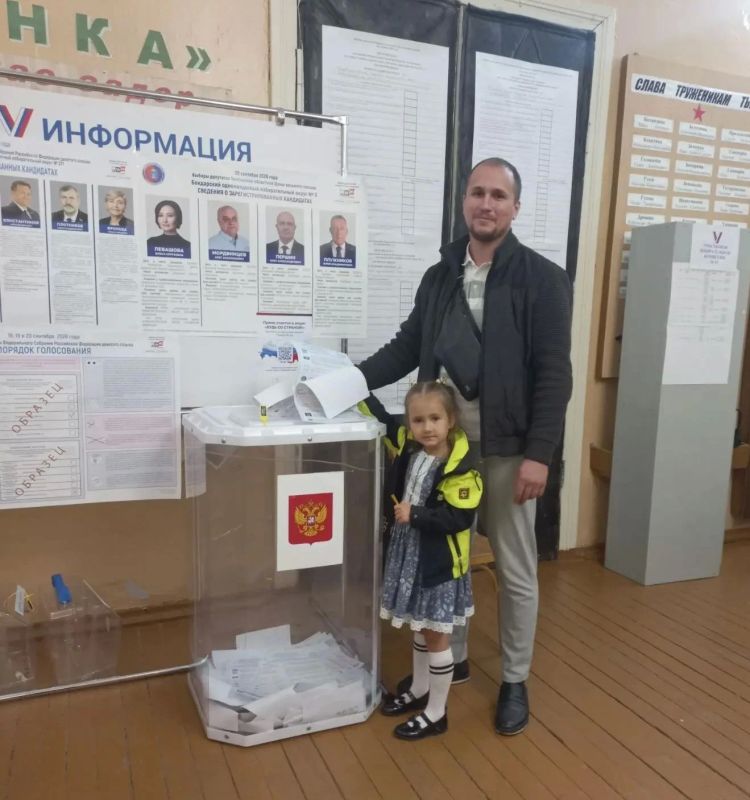 Сегодня на избирательном участке №19 свой голос отдал участник специальной военной операции Алексей Сивков — и сделал это вместе с дочкой Анечкой