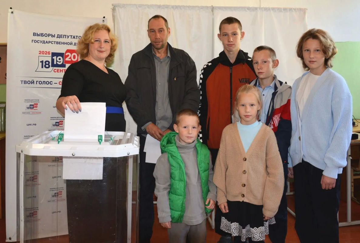В Кирсановском муниципальном округе одними из первых на избирательный участок №144 пришла голосовать многодетная семья Овчинниковых