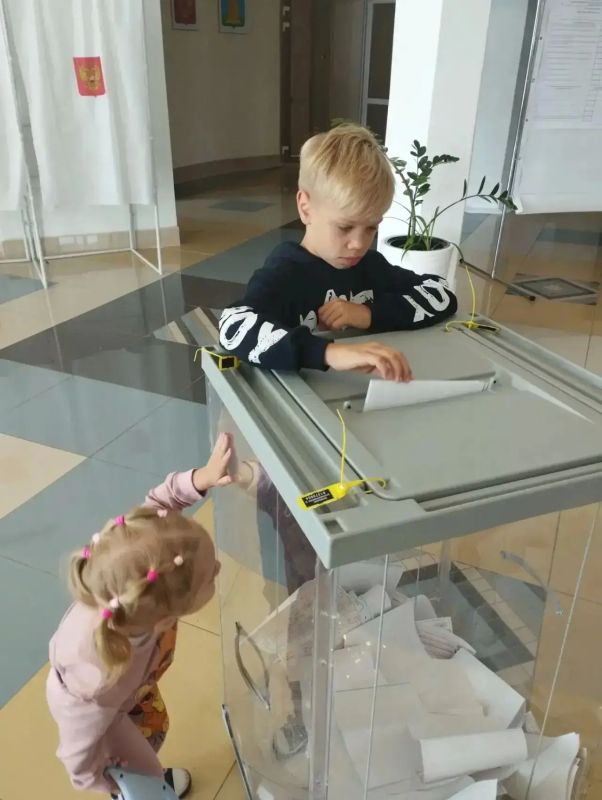 Первоклассники 1Е Школы "Сколково - Тамбов" вместе с родителями пришли на выборы Первоклассники 1Е Школы "Сколково - Тамбов" вместе с родителями пришли на выборы