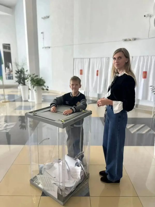 Первоклассники 1Е Школы "Сколково - Тамбов" вместе с родителями пришли на выборы Первоклассники 1Е Школы "Сколково - Тамбов" вместе с родителями пришли на выборы
