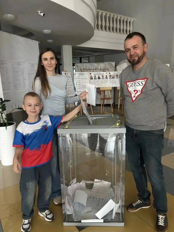 Первоклассники 1Е Школы "Сколково - Тамбов" вместе с родителями пришли на выборы Первоклассники 1Е Школы "Сколково - Тамбов" вместе с родителями пришли на выборы