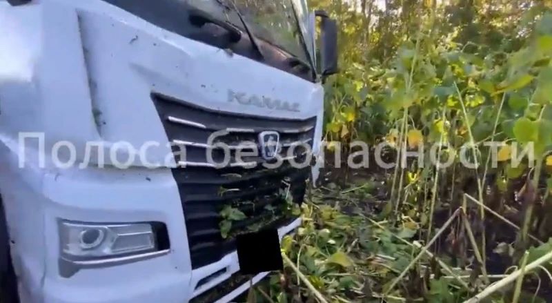 На трассе под Тамбовом КамАЗ вылетел в кювет