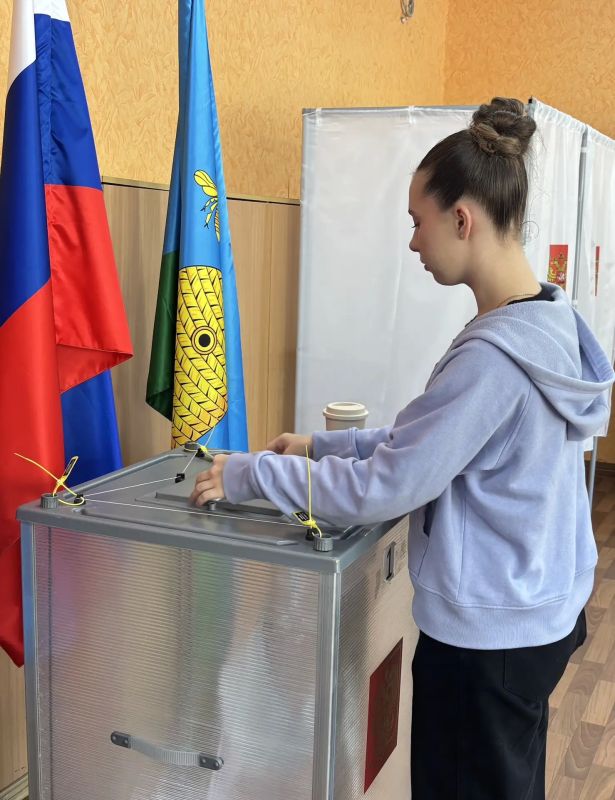 Впервые голосующие избиратели получают памятные сувениры с символикой выборов 2026 года Впервые голосующие избиратели получают памятные сувениры с символикой выборов 2026 года