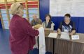 Жительница Знаменского округа поделилась блинами на избирательном участке