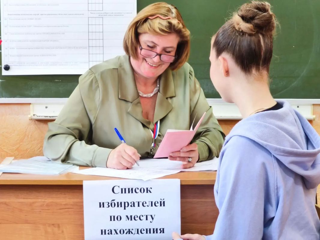 Впервые голосующим вручают памятные сувениры Впервые голосующим вручают памятные сувениры