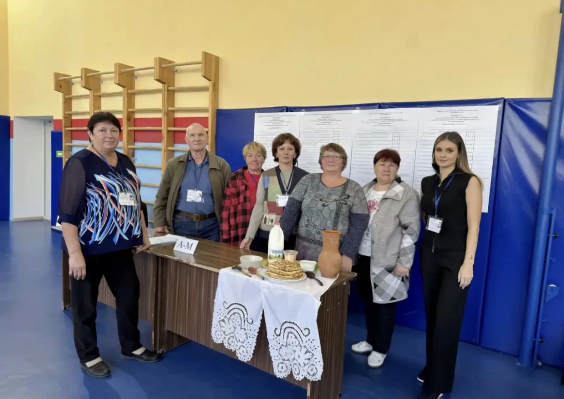 Одна из жительниц Знаменского муниципального округа принесла на 90-й избирательный участок традиционные русские блины и от всей души угостила ими членов комиссии, наблюдателей и избирателей Одна из жительниц Знаменского муниципального округа принесла на 90-й избирательный участок традиционные русские блины и от всей души угостила ими членов комиссии, наблюдателей и избирателей