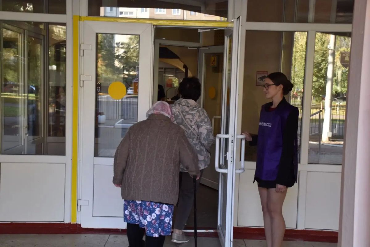 В дни голосования на избирательных участках помогают добровольцы в рамках акции «Волонтёры на выборах» В дни голосования на избирательных участках помогают добровольцы в рамках акции «Волонтёры на выборах»