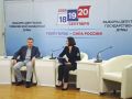 Председатель регионального избиркома Андрей Офицеров беседует с журналистом "Нового века" Ольгой Митрофановой в медиацентре