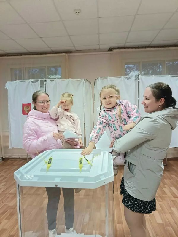 Мичуринские сестры-близнецы проголосовали вместе со дочерьми Мичуринские сестры-близнецы проголосовали вместе со дочерьми